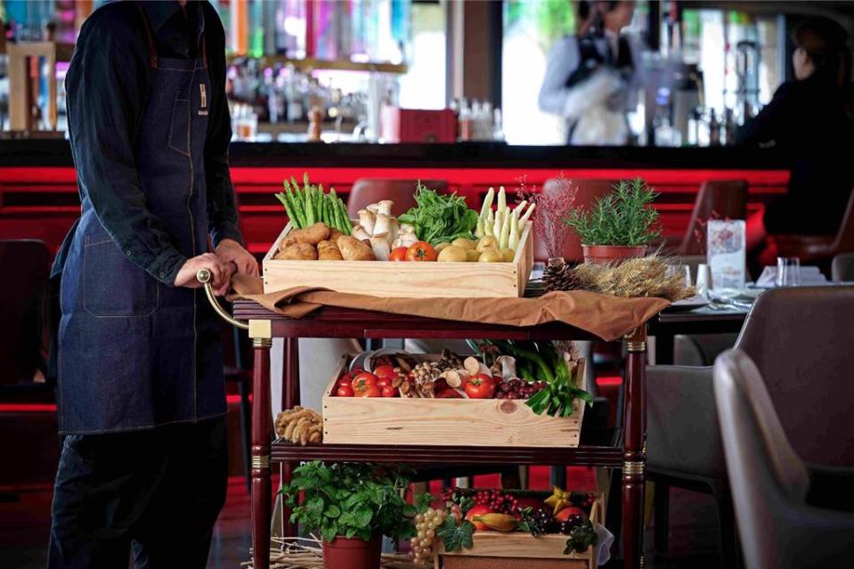 Hidden Eight的客制鮮食服務車，讓賓客能夠直接挑選喜愛的配菜。圖／裕元花園酒店提供