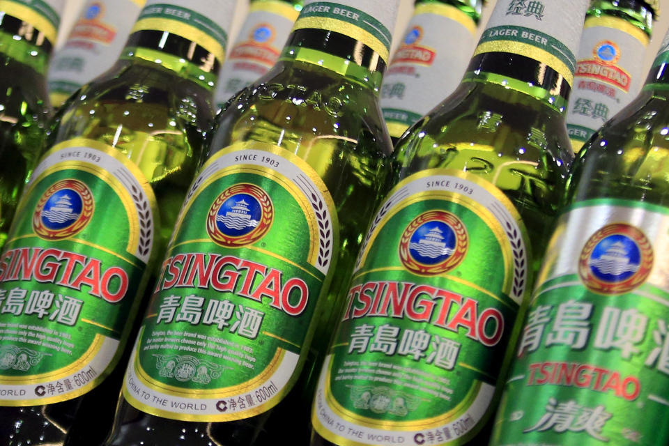 <p>El podio de las cervezas más populares del mundo lo cierra Tsingtao, que en 2017 alcanzó unas ventas de 49 millones de hectolitros, la mayoría solo en China, donde generalmente se suele servir en botellas de 640 mililitros junto a un vaso de hielo. (Foto: Aly Song / Reuters). </p>