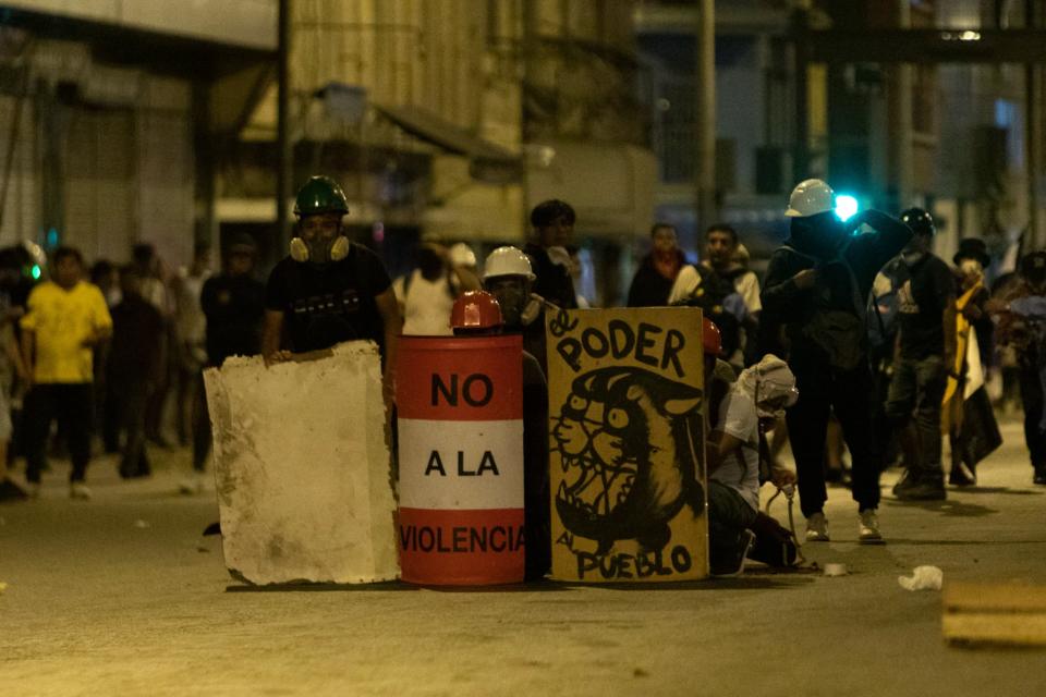 Des manifestants élèvent une barricade à Lima, capitale du Pérou, le 26 janvier 2023 - LUCAS AGUAYO / AFP
