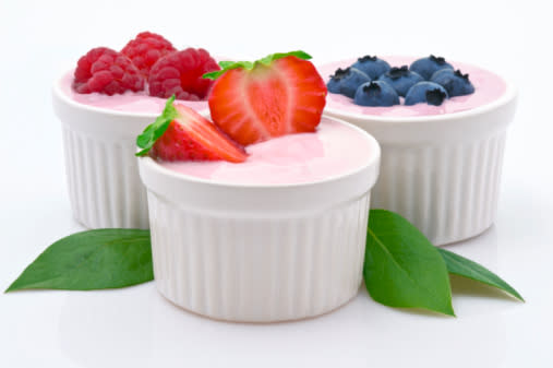 Yogurt: consumir un vaso de yogurt natural diariamente, es otro remedio muy eficaz para tratar la colitis. Por sus propiedades, ayuda a repoblar la flora intestinal, equilibrando así su capacidad natural para sanarse.