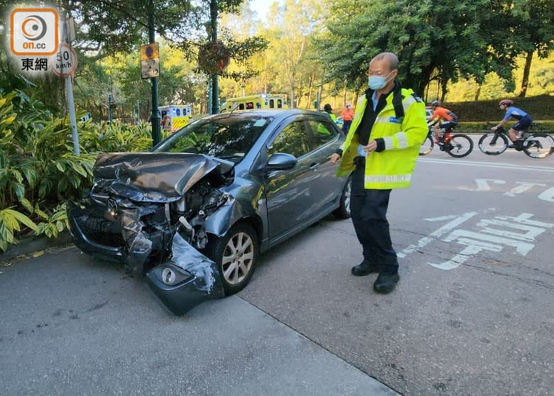 私家車車頭嚴重撞毀。(張開裕攝)