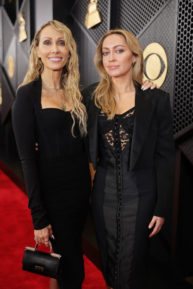 <p>Tish Cyrus & Brandi Cyrus</p>