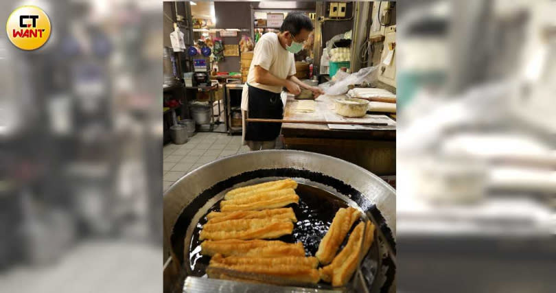 金黃色油條，夾入內柔外酥的燒餅堪稱絕配。（圖／于魯光攝）