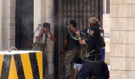 Fighters loyal to Yemen's President Abd-Rabbu Mansour Hadi call clash with Houthi fighters (not pictured) outside Hadi's house in the country's southern port city of Aden April 19, 2015. REUTERS/Stringer