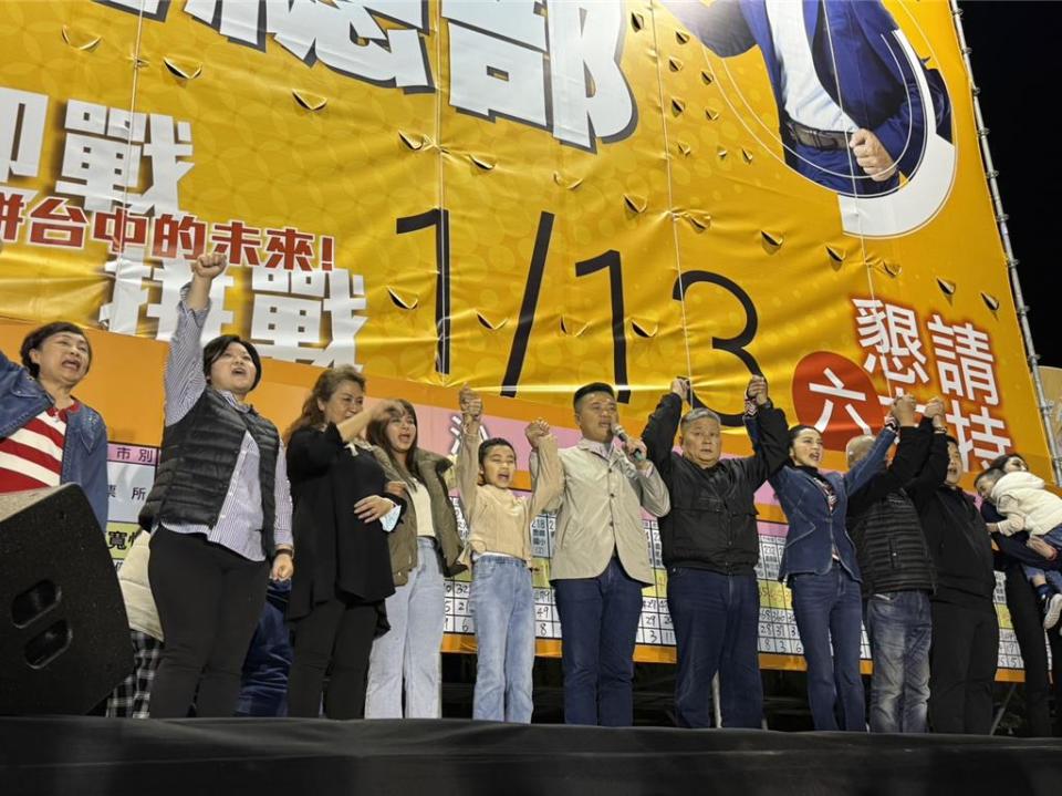 2024總統及立委選舉13日登場，國民黨台中二選區立委候選人顏寬恒（中，白衣）自開票以來一路領先，並在6點多自行宣布當選，現場一片歡騰。（潘虹恩攝）