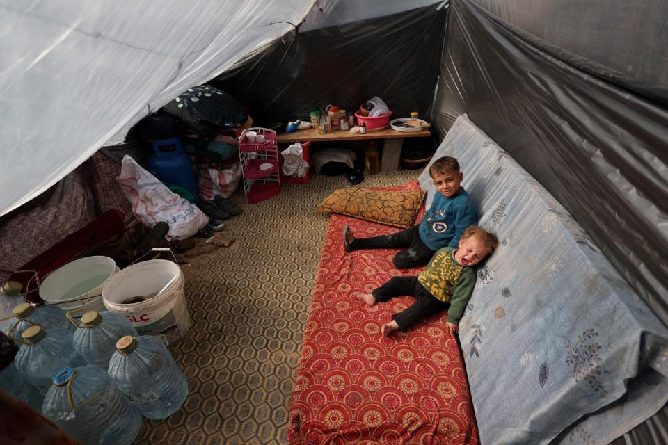 巴勒斯坦民眾29日在拉法搭臨時帳篷避難。路透社