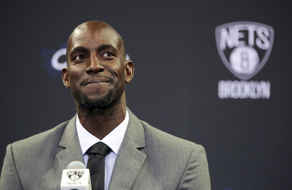 ARCHIVO - En esta foto del 18 de julio del 2012, Kevin Garnett sonríe en una conferencia de prensa de la NBA. Garnett, Tim Duncan y Kobe Bryant encabezan un grupo de nueve personas seleccionadas el sábado, 4 de abril del 2020, para el Salón de la Fama del Baloncesto. (AP Photo/Mary Altaffer)