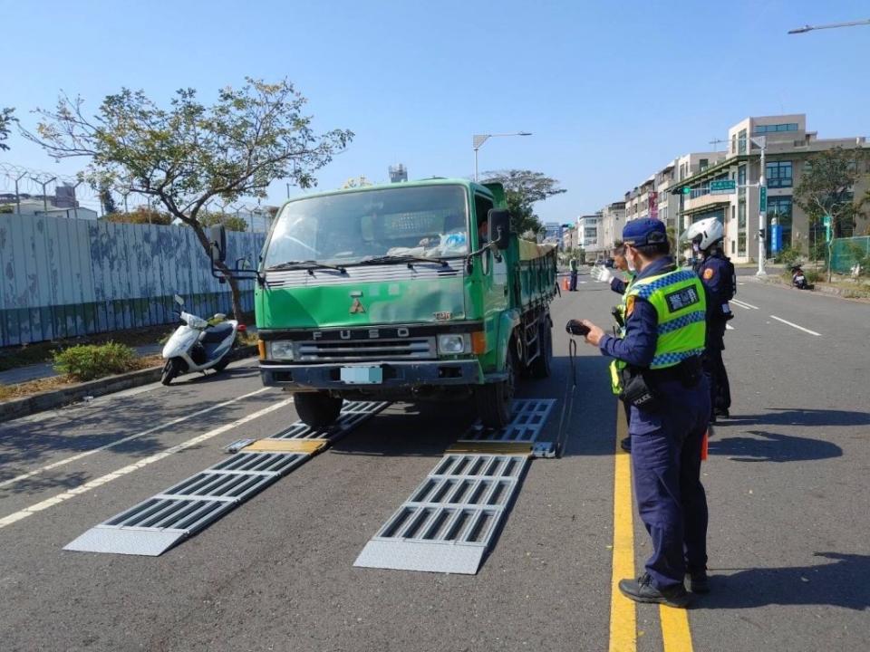 為防制大型車輛違規，永康分局警方廿二日特運用科技執法裝備「攜帶式活動地磅」針對大型車輛實施攔檢、過磅。(讀者提供)