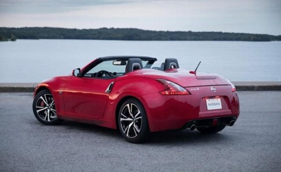 台灣 370z 僅有販售 198 萬的雙門 Coupe 款，不過國外市場其實還有提供 Roadster 敞篷版。