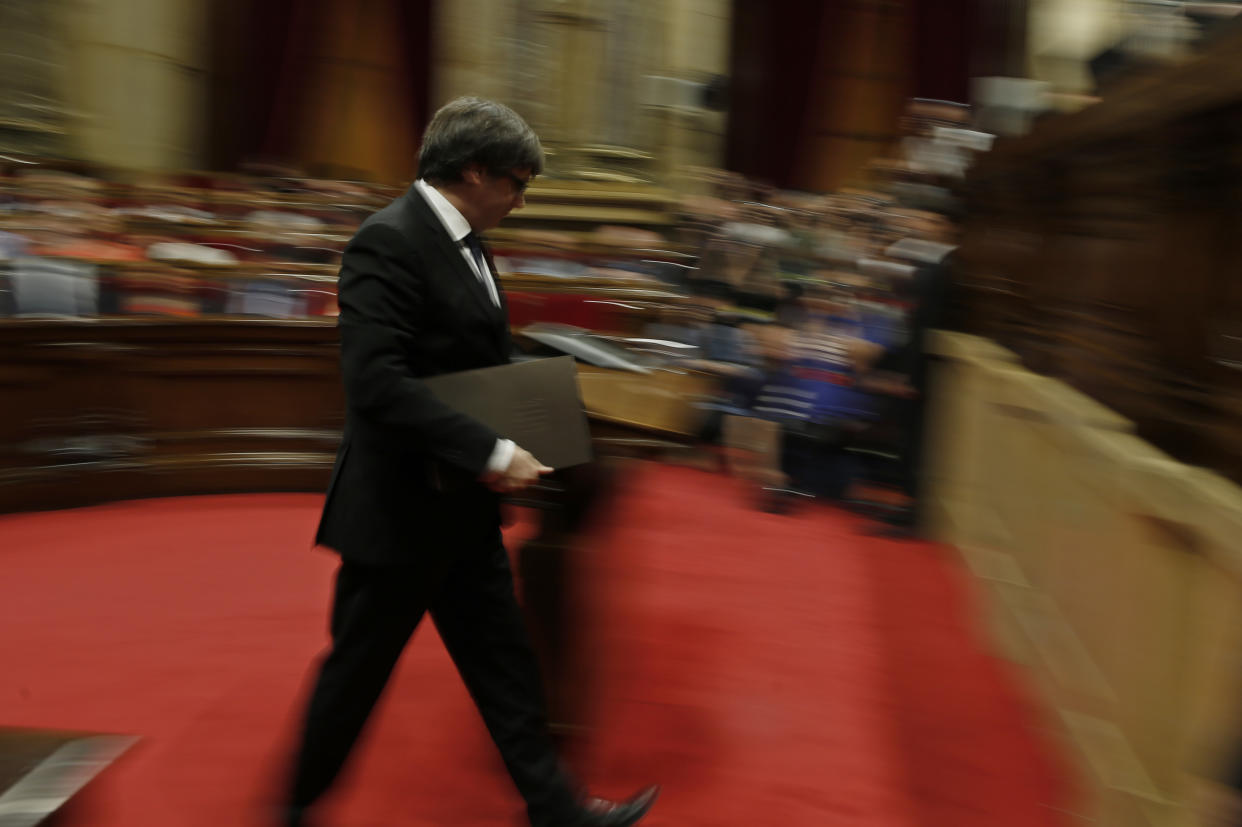 Der katalanische Regionalpräsident vor seiner vielbeachteten Rede im katalanischen Parlament. (AP Photo/Manu Fernandez)