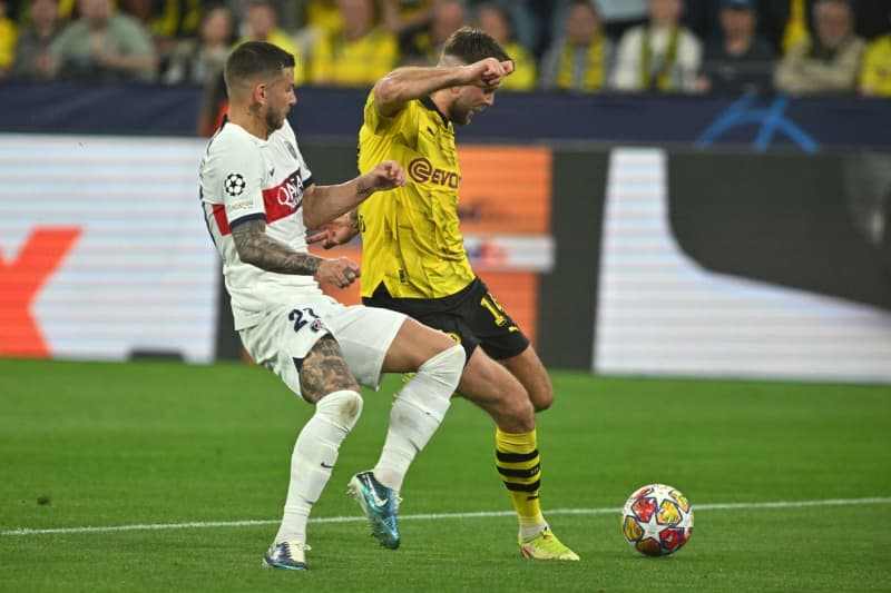 Dortmund's Niclas Fuellkrug (R) scores his side's first goal during the UEFA Champions League semi-final first leg soccer match between Borussia Dortmund and Paris Saint-Germain at Signal Iduna Park. Bernd Thissen/dpa
