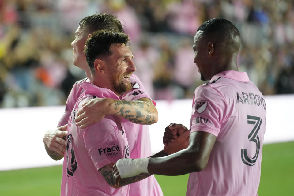 Lionel Messi (10) de Inter Miami celebra el gol de la victoria con sus compañeros durante el partido de la Leagues Cup contra Cruz Azul en el DRV PNK Stadium, Fort Lauderdale, Fla. (Foto de Peter Joneleit/Icon Sportswire vía Getty Images)