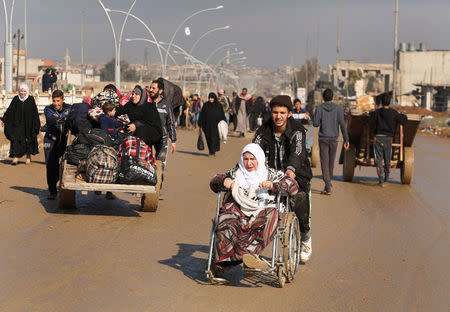 Displaced Iraqis flee their homes as Iraqi forces battle with Islamic State militants, in western Mosul, Iraq March 24, 2017. REUTERS/Suhaib Salem