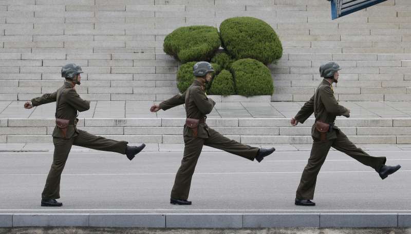 北韓人民軍儀隊踢正步。（美聯社）