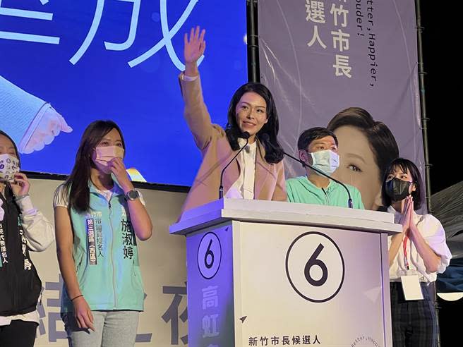 民眾黨新竹市長候選人高虹安26日在孔廟廣場舉行開票之夜，晚間7點多上台發表勝選感言。（王惠慧攝）