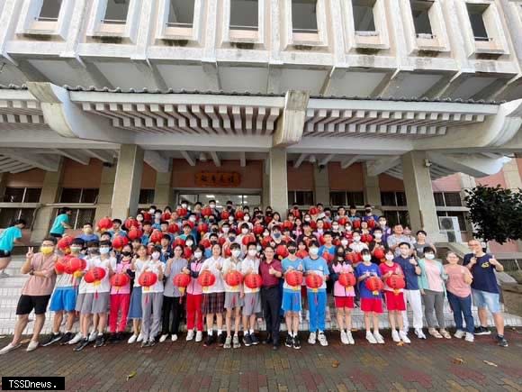 建國國中「賀金榜」、「紅燈籠薪傳閃耀校園」。(記者劉春生攝)