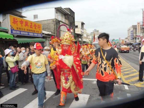 疫情持續升溫，宜蘭縣即日起禁止遶境廟會活動至六月八日，曾出入足跡點民眾發簡訊安排篩檢。（記者董秀雲攝）