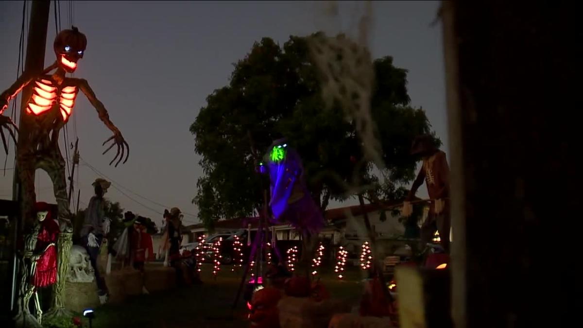 Manatee County couple turns home into spooky fun for trickortreaters