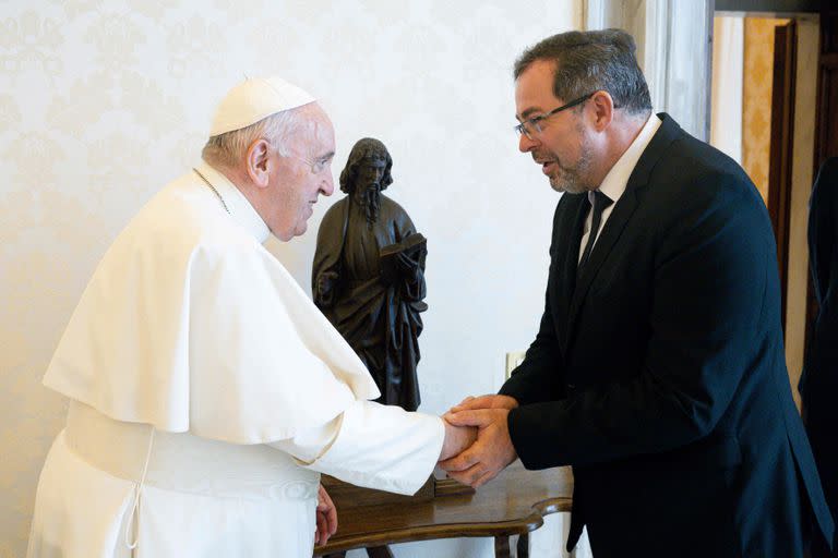 El Papa Francisco estrechando la mano de Andrii Yurash, embajador de Ucrania ante la Santa Sede, en el Vaticano