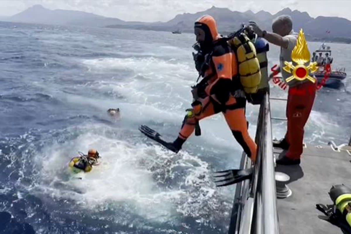 Divers have only ten minutes to investigate boat (Vigili del Fuoco/AFP via Getty I)