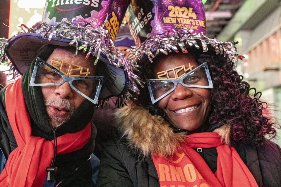 Dos personas posan para una foto mientras esperan para recibir el año nuevo en Times Square, en Nueva York, el 31 de diciembre de 2023. (AP Foto/Peter K. Afriyie)