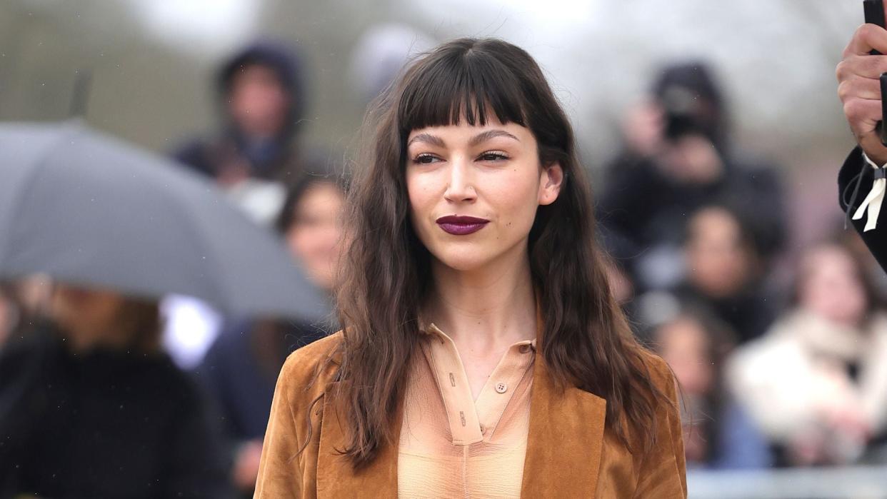 Úrsula Corberó con flequillo corto en el desfile de Loewe