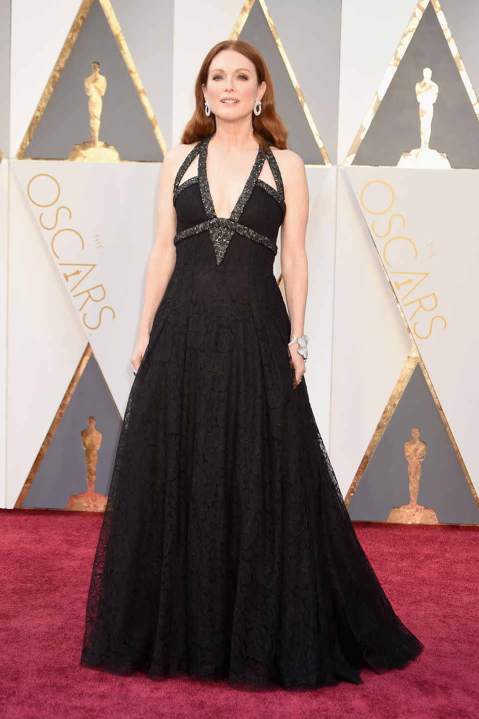 julianne moore oscars red carpet