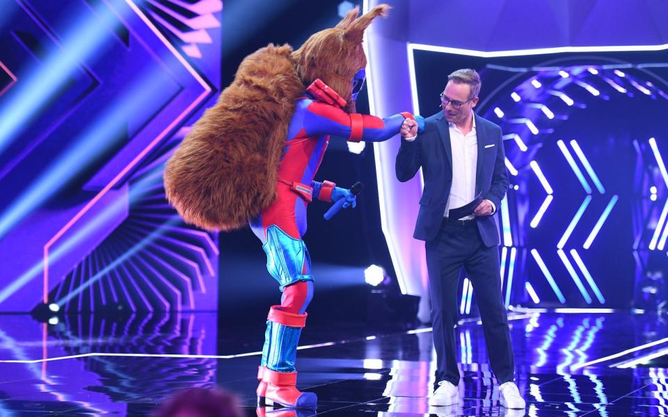 Tolle Gesangsleistungen, fantastische Kostüme, wildeste Spekulationen der Juroren. Gute Laune überall. Die zweite Folge von "The Masked Singer" hielt alles, was die Auftaktfolge versprochen hatte. Das galt leider auch für die Ernüchterung, als die zweite Maske fiel.