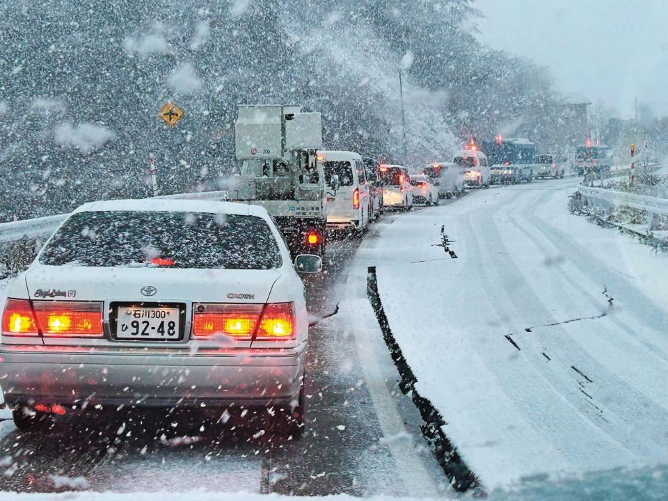 能登半島道路多處因地震崩裂，又因為大雪更加難行。（台災協會提供）