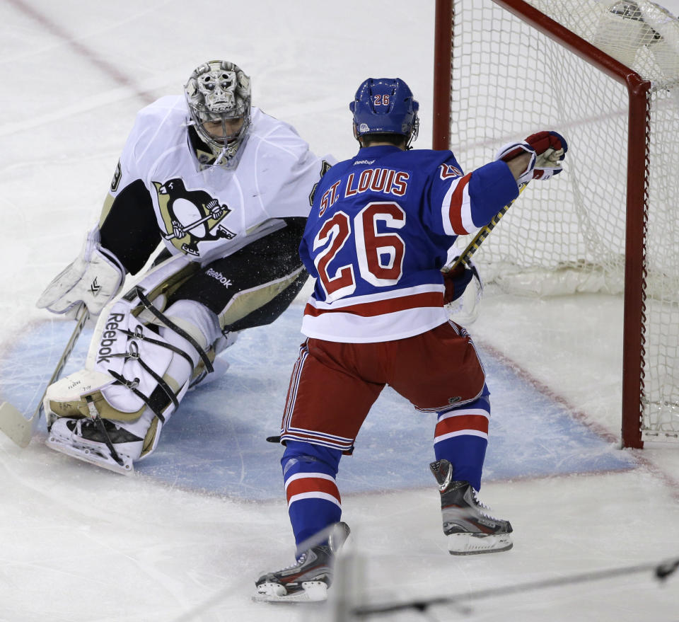 New York Rangers right wing Martin St. Louis (26) scores against Pittsburgh Penguins goalie Marc-Andre Fleury during the first period of Game 6 of a second-round NHL playoff hockey series on Sunday, May 11, 2014, in New York. (AP Photo/Seth Wenig)