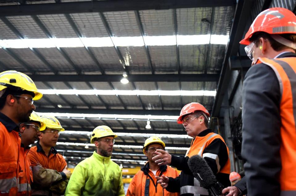 Workers speak to federal Opposition Leader Bill Shorten in Melbourne, Thursday, Sept. 22, 2016. (Source: AAP Image/Tracey Nearmy)