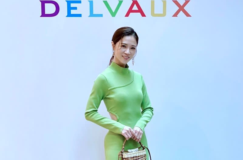 ▲雙金影后「俗女」謝盈萱超有女人味！高貴出席比利時國際精品DELVAUX 2023春夏系列發表會，穿上童趣粉綠色貼身洋裝，還在腰間挖空展現近期積極健身的好曲線。沈迷職人精神與工藝的她，被現場美包燒到，自曝現在44歲「時候到了」，鬆口「可以為自己做不一樣的投資」；更許願至今還沒有機會嘗試過的武打戲，希望能在45歲前達成，想要知道自己能夠在一個角色裡「打到什麼樣的程度」。（圖／記者蕭涵云攝）