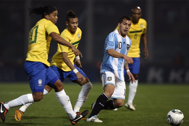 Héctor Canteros lleva la 10 de Argentina ante la marca de Neymar y Ronaldinho, en un partido ante Brasil en 2011, en Córdoba