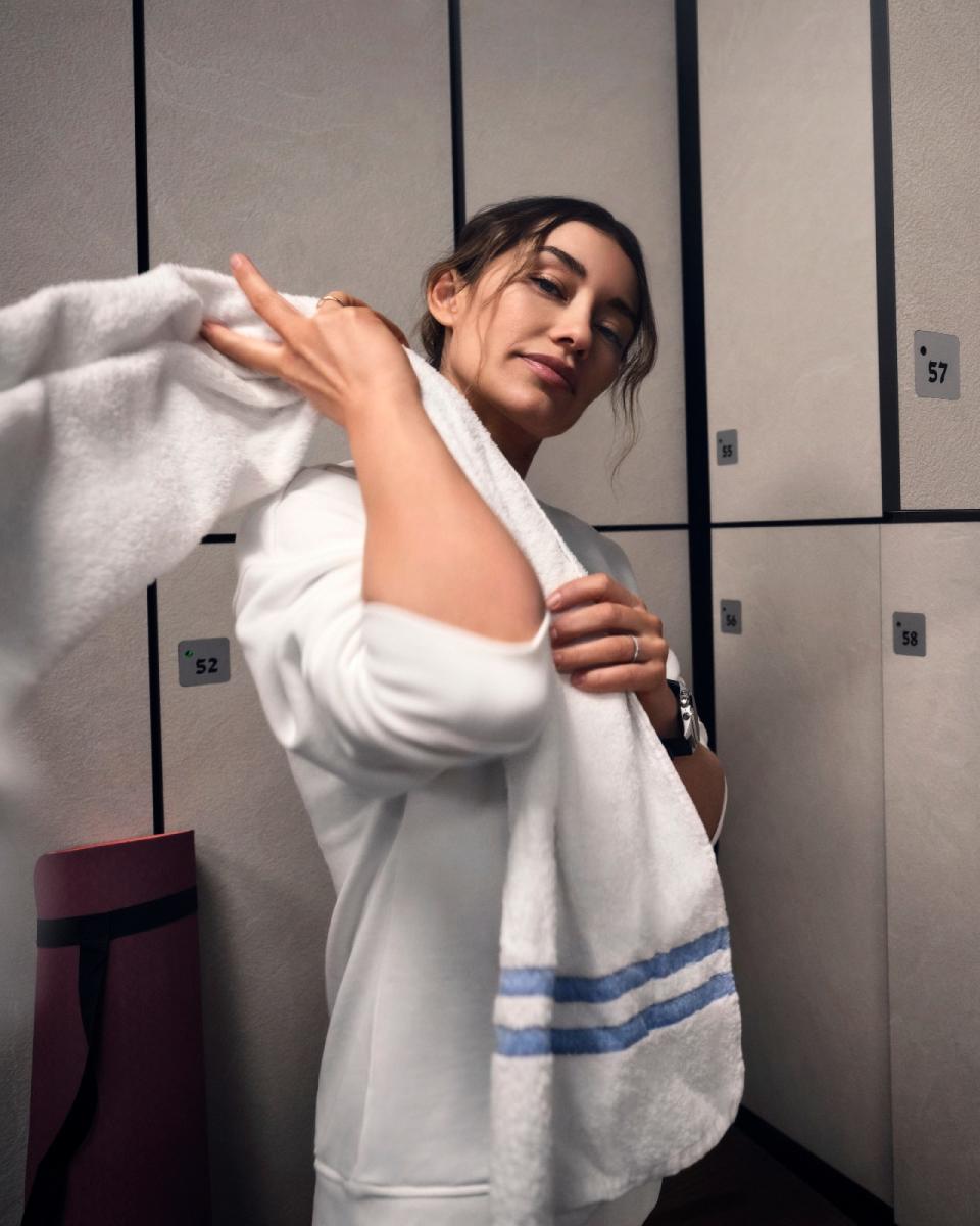 <p>Montblanc Summit Lite. A woman wearing the Summit Lite on her left wrist throws a towel over her shoulder in a locker room.</p> 