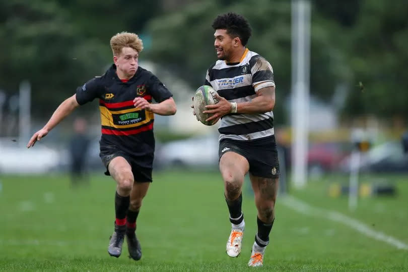 Ardie Savea of Oriental-Rongotai breaks away from Zane Ainslie of Paremata-Plimmerton -Credit:Hagen Hopkins/Getty Images