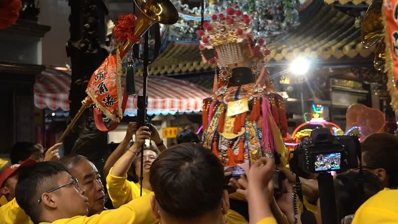 台中浩天宮北港徒步進香，大庄媽晚上六點三十分在北港朝天宮大殿安座。（圖／NOWnews記者蘇榮泉攝，2020.11.03）
