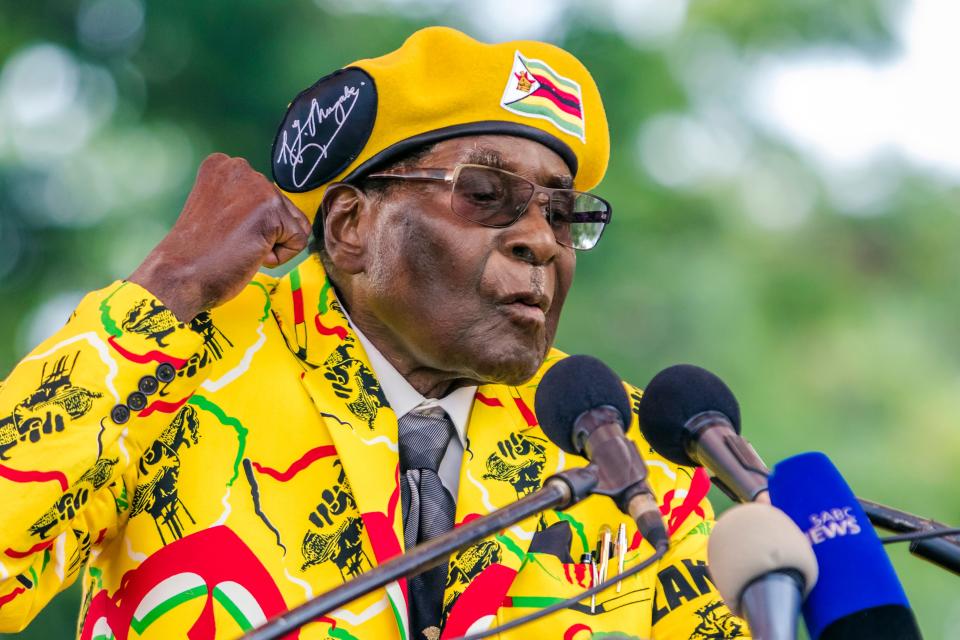 <p>Robert Mugabe fue primer ministro (1980-1987) y posteriormente presidente de Zimbabue (1987-2017) antes de ser derrocado y detenido por un golpe de estado. No obstante, posteriormente gozó de inmunidad total y una lujosa vida hasta su fallecimiento en 2019. (Foto: Jekesai Njikizana / AFP / Getty Images).</p> 