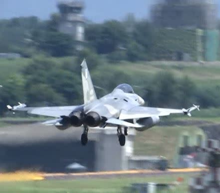  共機連2天囂張擾台，我空軍軍機緊急掛彈升空，並以廣播告警驅離。（圖／軍事迷提供）