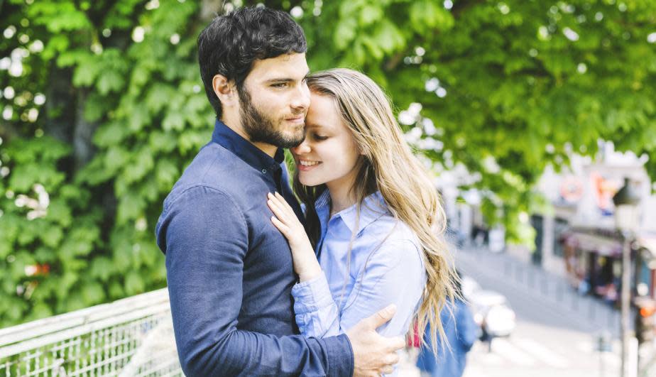 El olor natural de los hombres influye de manera positiva en el estado de ánimo las mujeres, pero sólo si son sus novios o allegados. (Foto: Getty)