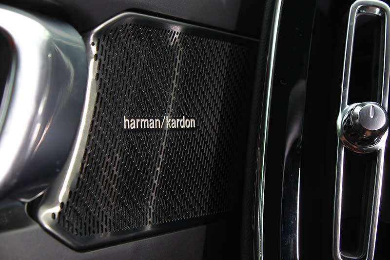 試駕車還選配頂級T5 R-Design的Harman/Kardon多媒體音響系統，搭配Dirac Unison音質技術以及Quantum Logic 3D Surround立體環繞技術，提供夠水準的聽覺饗宴。