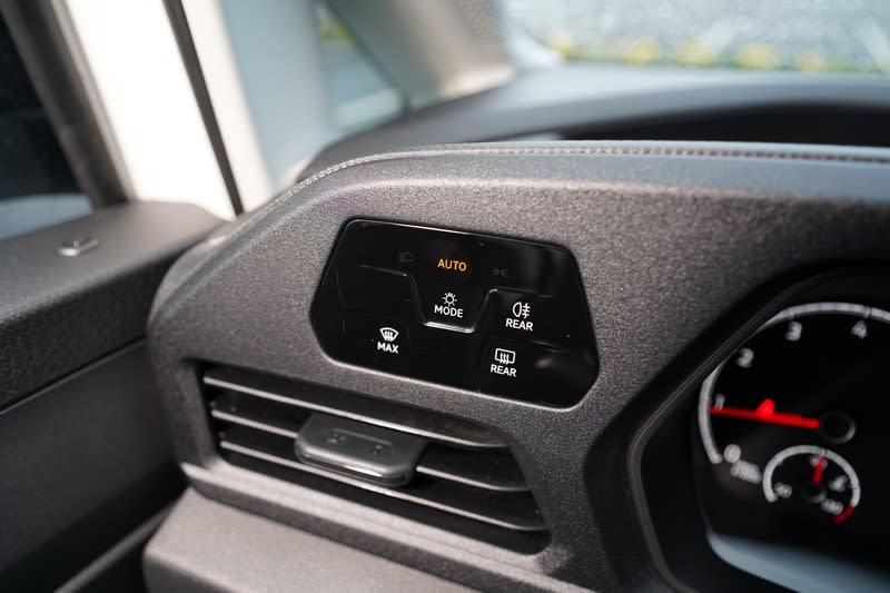觸控式燈光開關讓替單調的車艙增添些許科技味