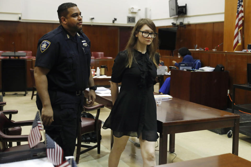 Anna Sorokin abandona la sala del juicio durante la deliberación del jurado en la Corte del estado de Nueva York. Foto: AP Photo/Richard Drew.