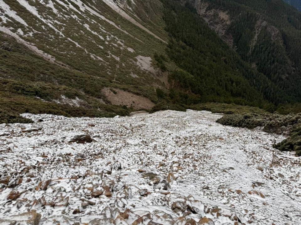 玉山2日晚間降雪，玉山國家公園管理處3日提醒，目前玉山主峰線碎石坡至主峰頂步道積雪、結冰，加上地形陡峭、步道溼滑、風速強勁，滑落風險大增，請山友做好雪攀風險評估。（圖取自玉山國家公園 Facebook）