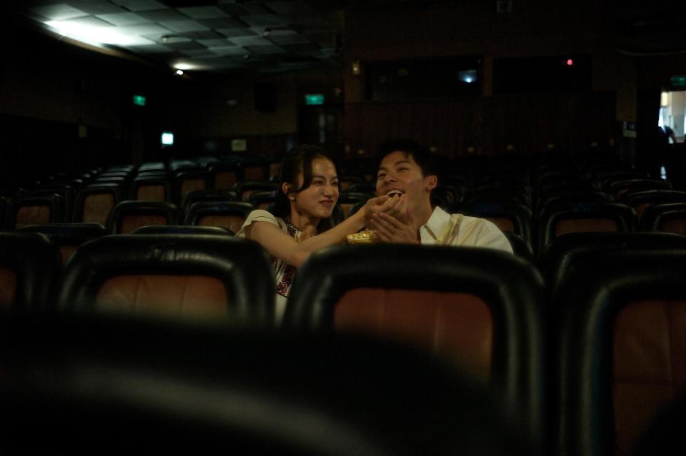 清原果耶（左）和許光漢（右）在片中約會的全美戲院，現已成為台南新興的約會景點。（圖／翻滾吧男孩電影有限公司提供）