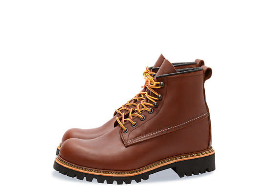 This boot has Red Maple Ottertail waterproof leather, natural wool for insulated warmth, Norwegian welt, and a durable Vibram Lug outsole. It’s also water and ice resistant which means your feet will be nice and dry!