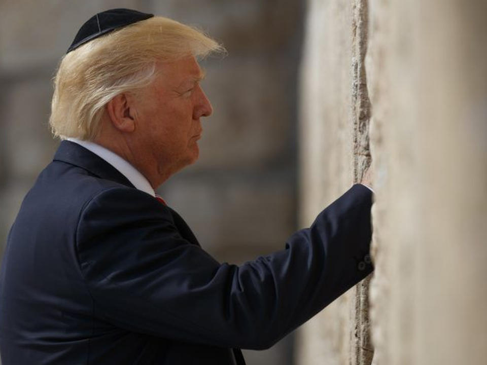 Weniger witzig, dafür ganz traditionell wurde es beim Besuch in Israel. Bei einem Ausflug zur Klagemauer setzte sich der 45. US-Präsident eine Kippa auf. Hingucker blieb aber auch hier seine außergewöhnliche Frisur. (Bild-Copyright: AP Images)