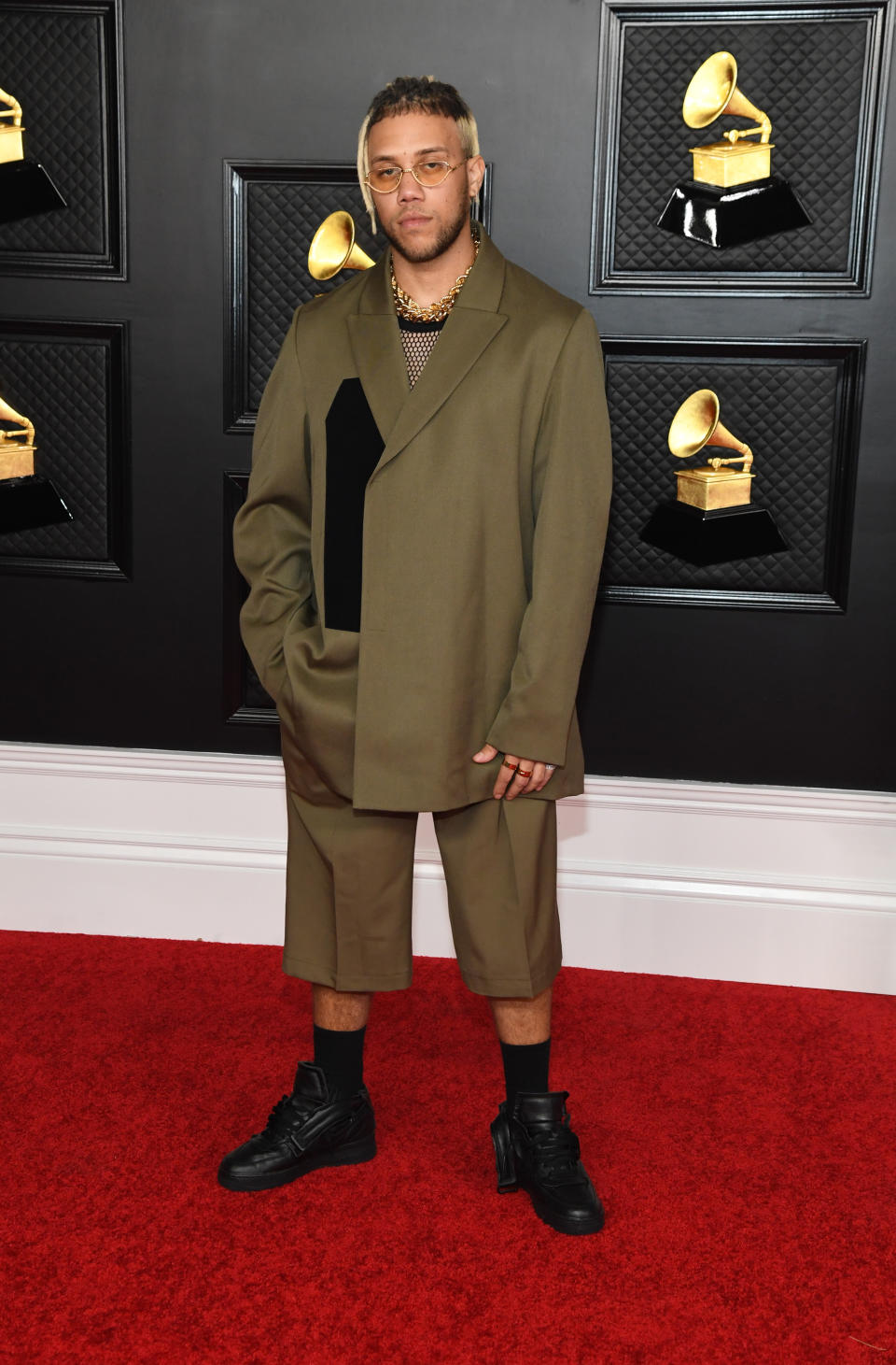 <p>Entre los hombres peor vestidos se encontraba el look desestructurado de Jhay Cortez, quien protagonizó una de las actuaciones de la noche. (Foto: Kevin Mazur / Getty Images)</p> 