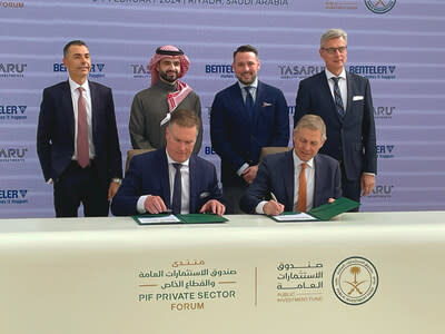 In the back of the picture (from left to right): Joseph Kirikian (Chief Investment Officer TASARU), Muhammad AlShiha (Deputy Chairman Board of Directors TASARU), Dr. Tobias Braun (Chief Financial Officer BENTELER Group), Dr. Henning von Watzdorf (Chief Executive Officer HOLON);In front of the picture (from left to right): Michael Mueller (Chief Executive Officer TASARU), Ralf Göttel (Chief Executive Officer BENTELER Group)