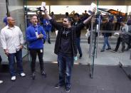 David Rahimi sale victorioso de la Apple Store de Sidney, después de ser el primero en haber conseguido un iPhone 6 y un iPhone 6 Plus.<br><br>Crédito: REUTERS/David Gray