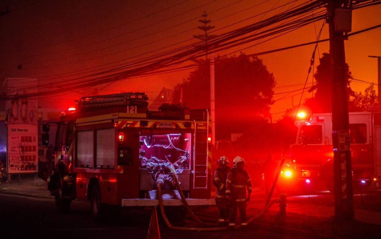 Firefighters mobilise to tackle the firestorm that hit Viña del Mar in Valparaíso